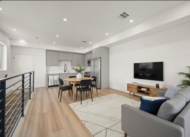 Building Photo - 910 N Hudson Ave