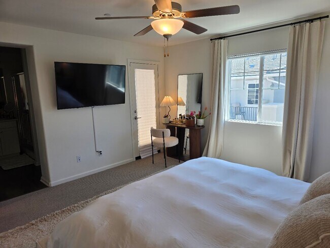 Building Photo - Gorgeous new townhome in West Murrieta wit...