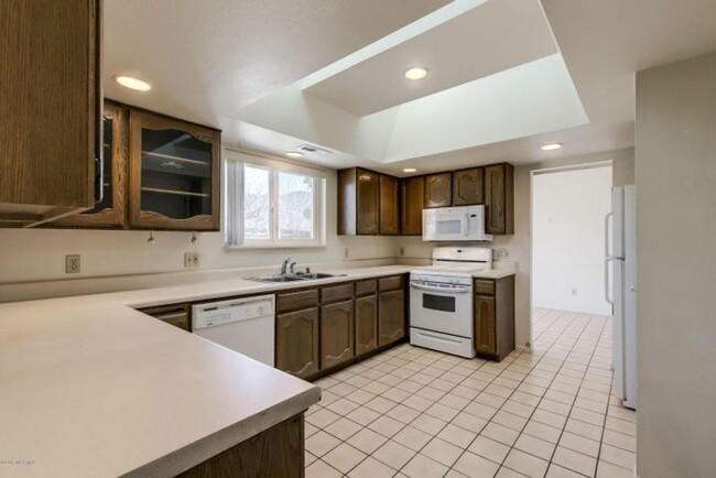Building Photo - 4 Bed, 2 Bath in CHESHIRE!! Amazing Peak V...
