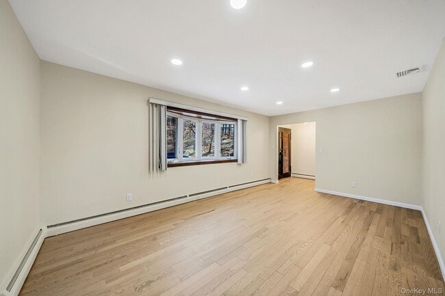 Building Photo - 45 Roslyn Rd