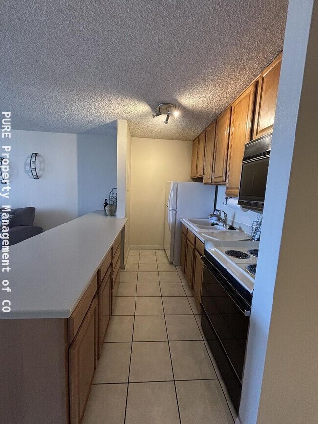 Building Photo - Large furnished studio apartment!