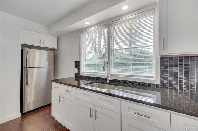 Building Photo - 10 Sandhage Dr