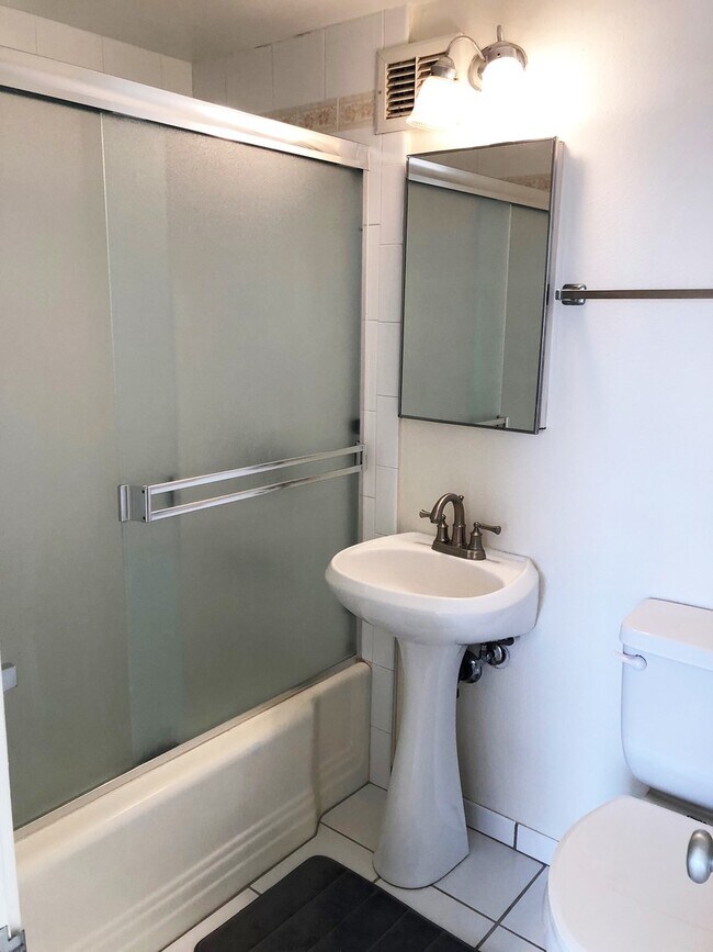 Building Photo - Waikiki - 1 bed 1 bath  w/ Parking - Utilities included!