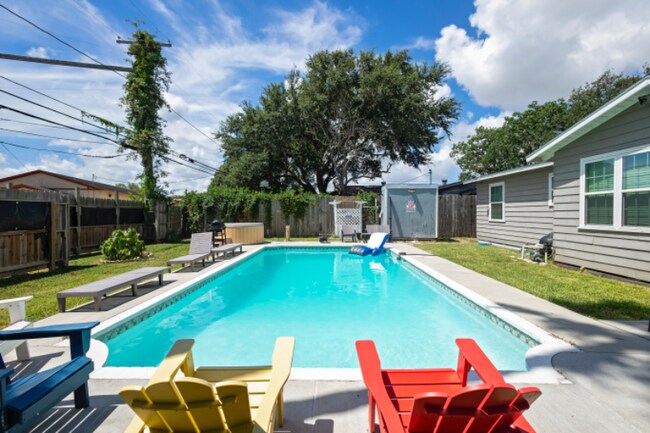 Building Photo - 1325 Ray Dr