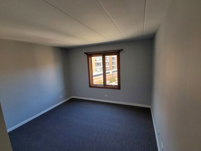 Building Photo - 659 S River Rd