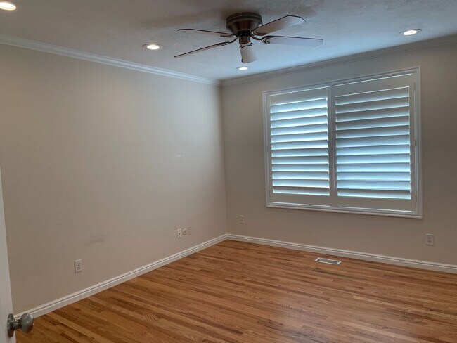 Building Photo - 6 Bedroom/3.2 Bath Home For Rent in Sandy