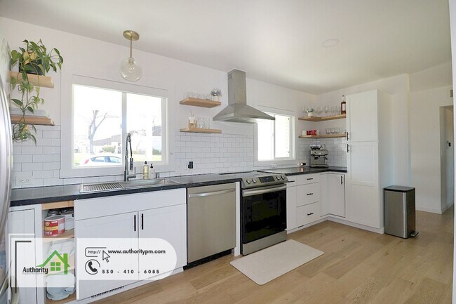 Building Photo - 1225 Manzanita Hills Ave