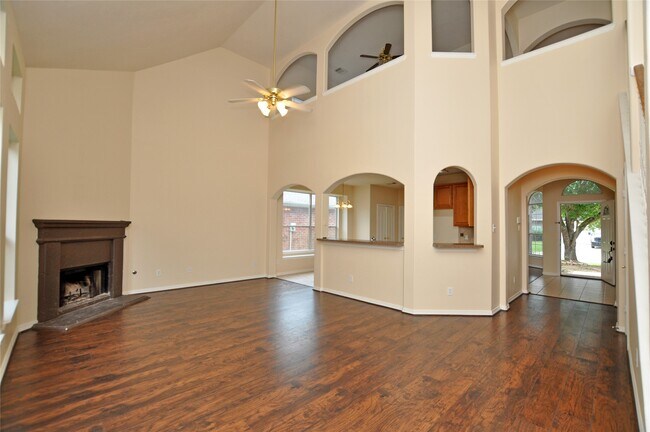 Building Photo - 9210 Hidden Lake E Dr