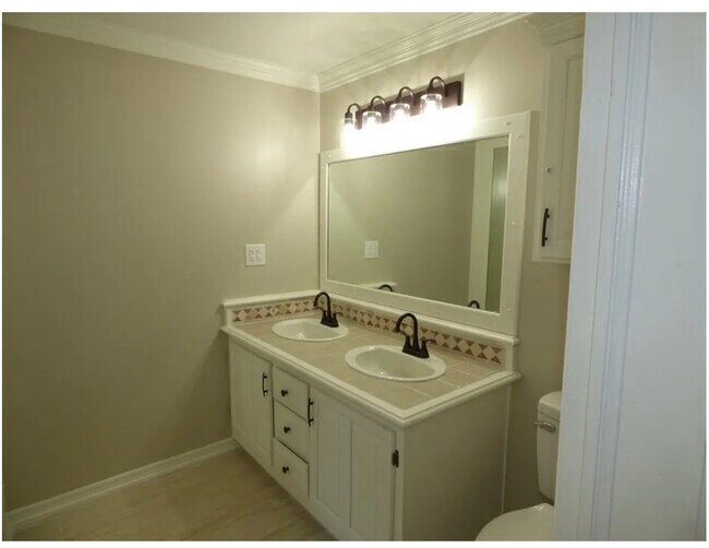 Building Photo - 811 Howe St