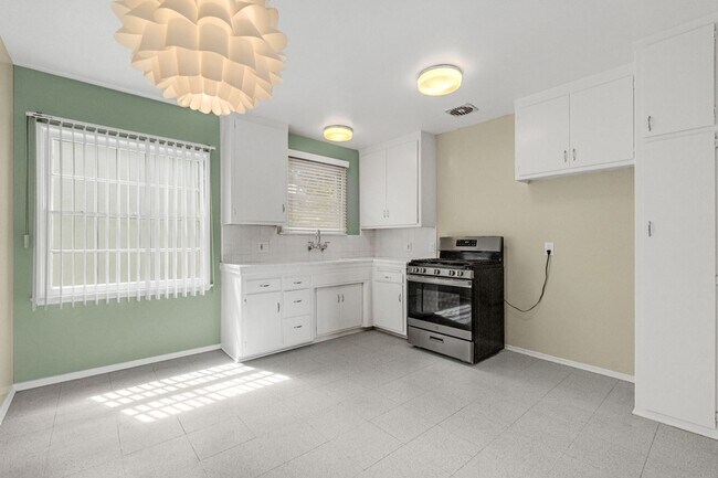 Building Photo - 2 BEDROOMS 1 BATH UNIT IN GREAT LOCATION!!!