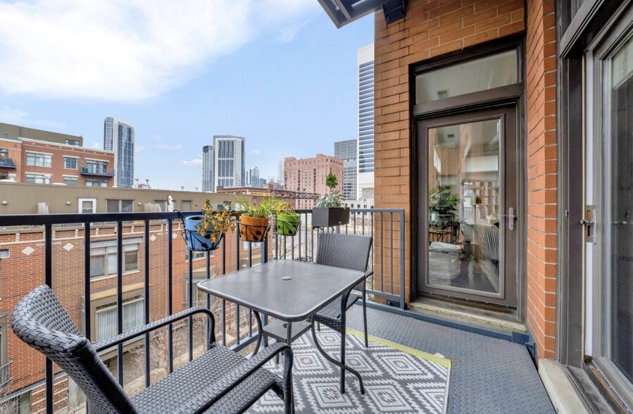 Building Photo - 550 W Fulton St