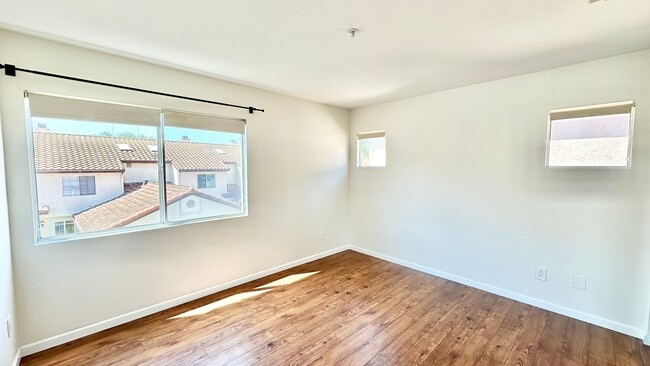 Building Photo - Lovely Two-Story Home in The Heights Overl...
