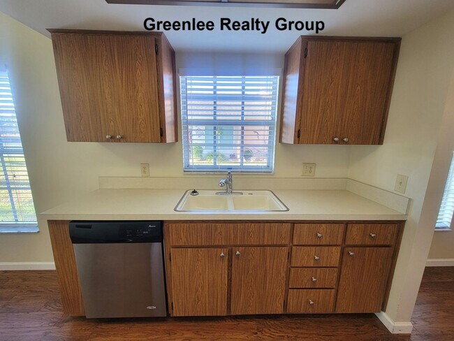 Building Photo - Beautiful 2 Bedroom / 2 Bathroom Waterfront End Unit in Heritage Lake (55+ Community)