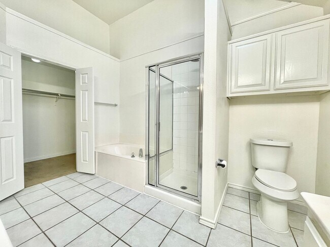 Building Photo - Recently updated home minutes from Grandscape