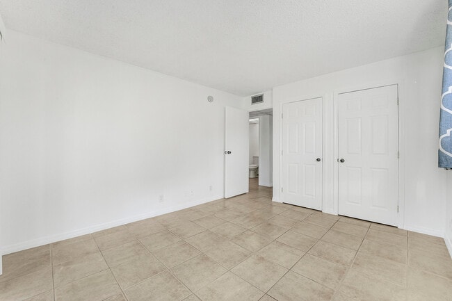 Building Photo - 541 Saxony Dr