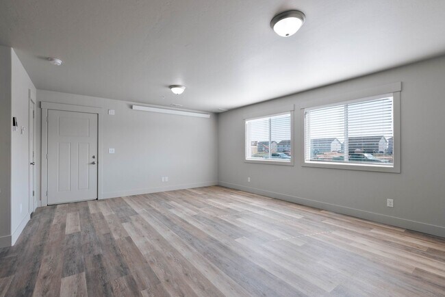 Building Photo - 5961 N Silver Fox Rd