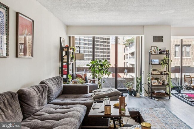 Building Photo - 1326 Spruce St