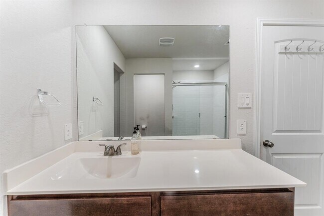 Building Photo - 317 Lily Pond Trl