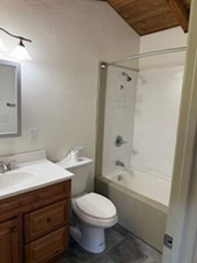 Building Photo - 3BED2BATH - NEWLY REMODELED WITH LARGE SHO...
