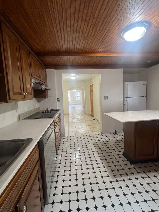 Building Photo - Spacious 3 Bedroom House Available Now!