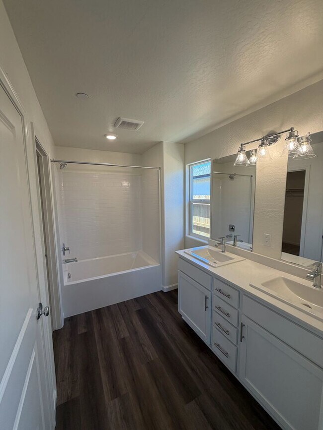 Building Photo - Brand New Turnkey Home