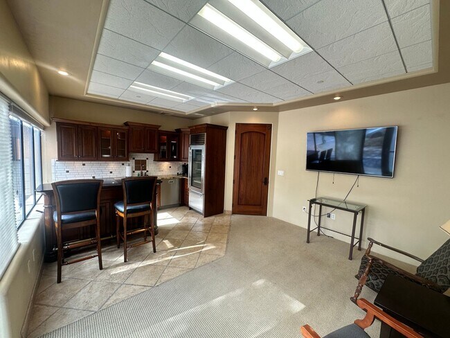 Building Photo - Large 1 bed / 1 bath Condo on North End of Town