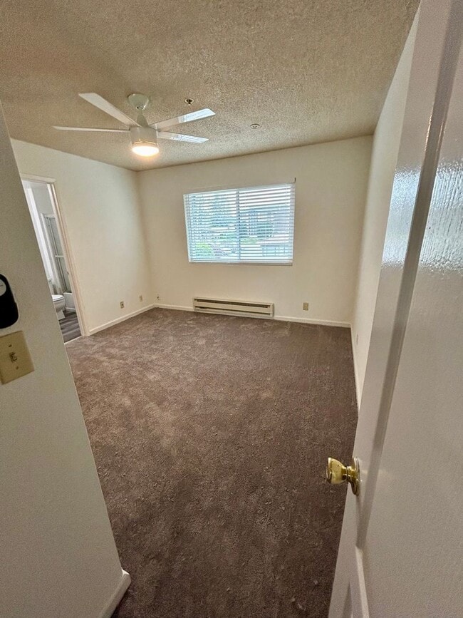 Building Photo - Redwood Glen Townhouse!  Totally remodeled!