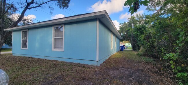 Building Photo - 1405 18th Avenue SW