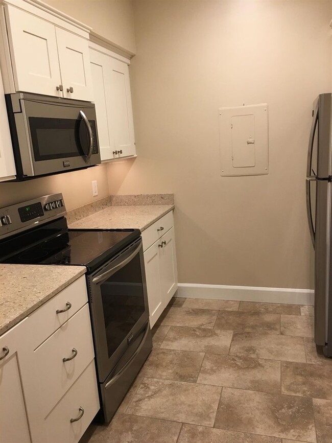 Building Photo - Awesome 2BE/2BA condo located in the heart of Sylvan Park community!