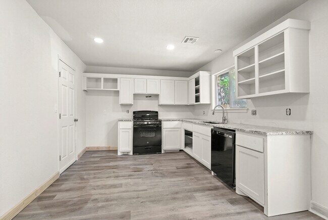 Building Photo - 412 W Austin St