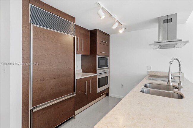 Building Photo - 495 Brickell Ave