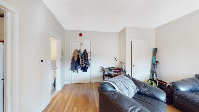 Building Photo - 513 Beacon St