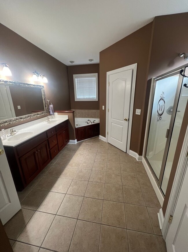 Building Photo - 4 Bedroom, 3 Bath House *Inground Pool*