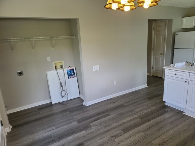 Building Photo - Freshly renovated and low maintenance