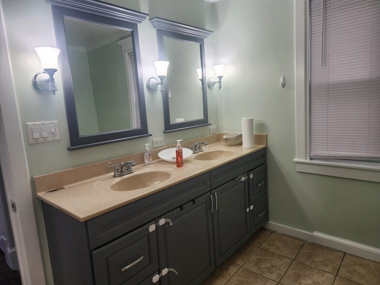 Building Photo - 216 S 4th St