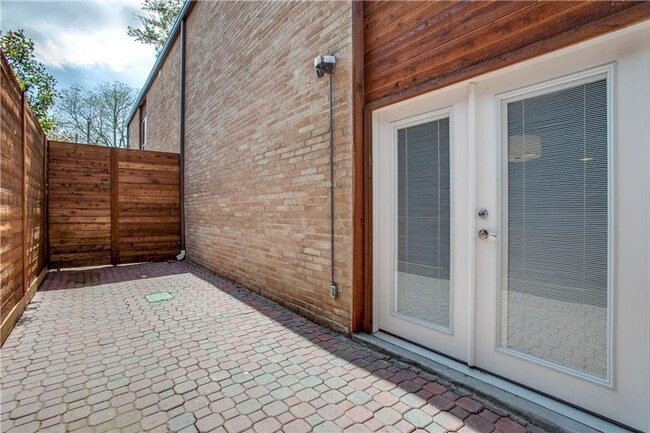 Building Photo - Adorable Condo in Oak Lawn!