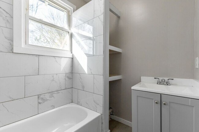 Building Photo - 2117 Foust St