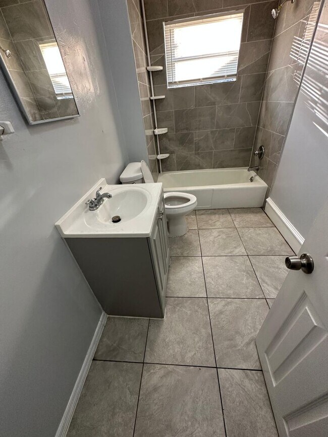 Building Photo - Fully Renovated 2/1 Single Family Ready to Move In!!!