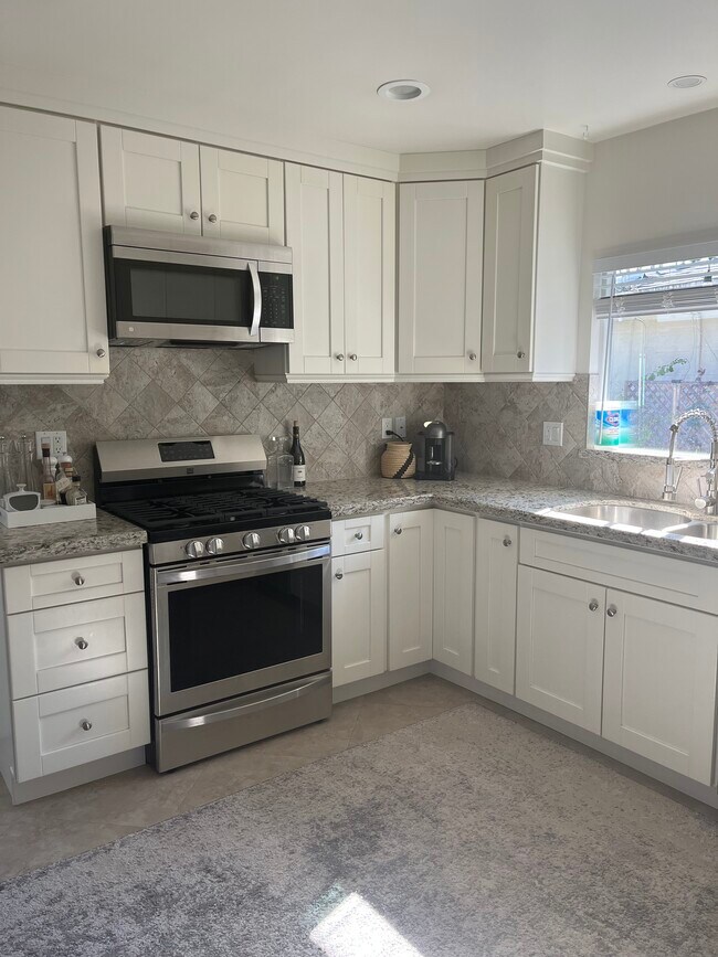 Building Photo - 676 Broadway St