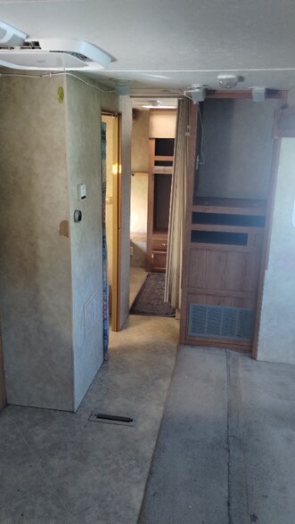 Building Photo - 118 SE Guinevere Ct