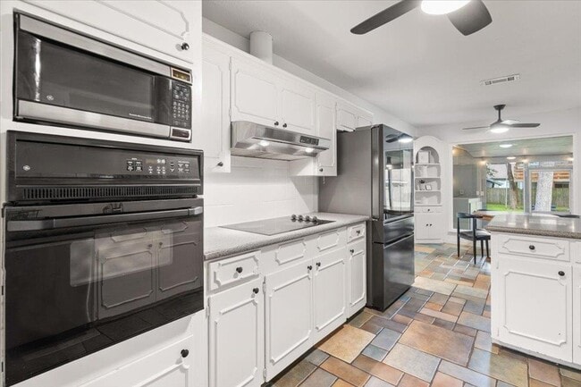 Building Photo - 9503 Castlewood Dr