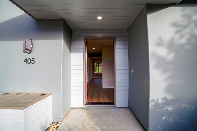 Building Photo - 405 Solano Dr