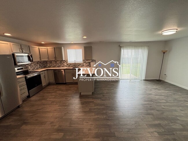 Building Photo - $500 Rent Credit - Charming 4-bedroom home with laundry and full kitchen, located near WA-17 and ...