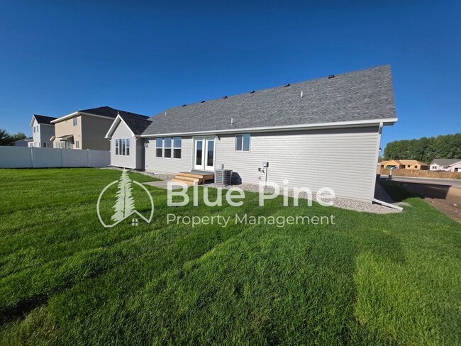 Building Photo - 4589 Blackstone Dr