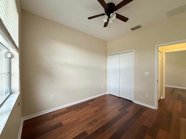 Building Photo - 930 Meadow Glade Dr