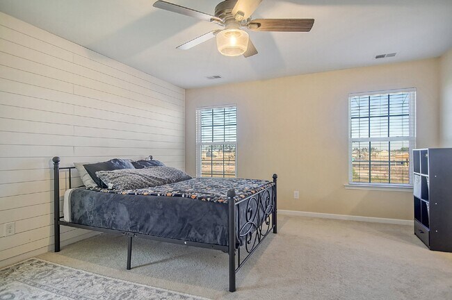 Building Photo - 838 Redbud Ln