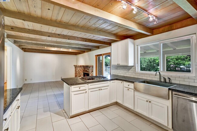 Building Photo - 613 Huntleigh Dr