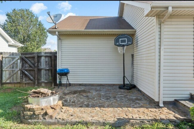 Building Photo - 3216 Tabby Dr