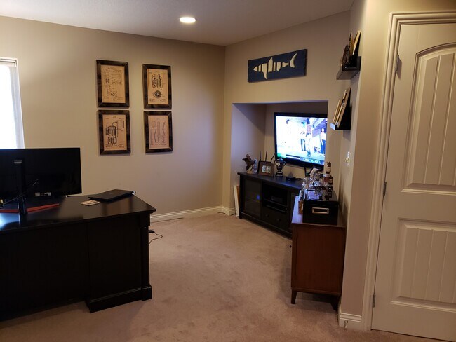 Building Photo - 1059 Bluffway Dr