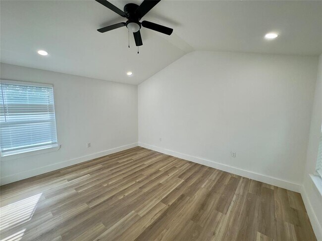 Building Photo - 715 E Live Oak St